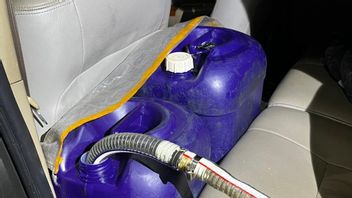 Police Arrest Driver of Fortuner Carrying 400 Liters of Subsidized Solar Fuel at KM 21B Rest Area of Jagorawi Toll Road