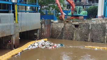 The Number Of Piles Of Garbage At The Manggarai Sluice Gate Is Still Small, The Officers Meet No Obstacles