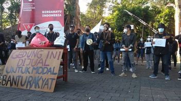Les étudiants Font Une Démonstration Du Bureau Du Gouverneur De Bali Wayan Koster, Exigeant Une Aide COVID-19 Uniformément Distribuée Aux Résidents