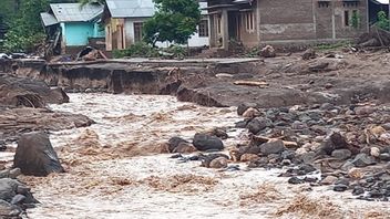 Warga di 3 Kecamatan Malaka NTT Masih Terisolasi Akibat Banjir, Bertahan di Atap Rumah Tunggu Bantuan