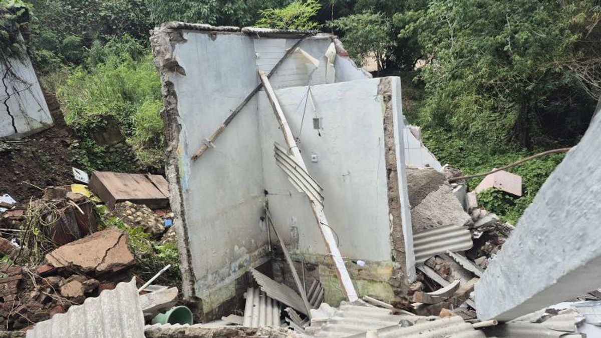 Hujan Deras Picu Pergeseran Tanah, Tiga Rumah di Tomo Sumedang Hancur