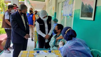 Vaksinasi Lansia di Surabaya Masih Minim, Gubernur Khofifah Minta Ada Percepatan Vaksinasi
