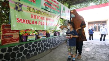 Elementary School Students In Surabaya Collect Donations For Handling COVID-19 From Rice, Sugar To Instant Noodles