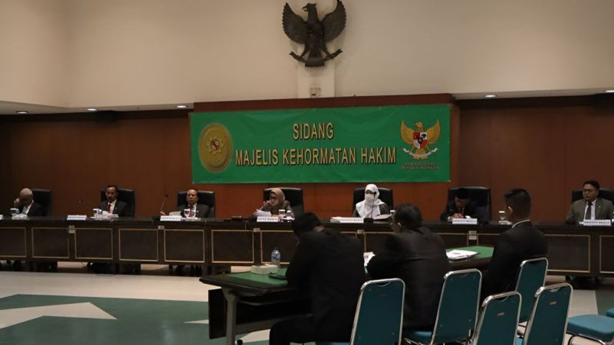 Un juge du tribunal religieux de Sumatra du Nord prouvé que s’il s’agit d’un légende licencié par la Commission judiciaire