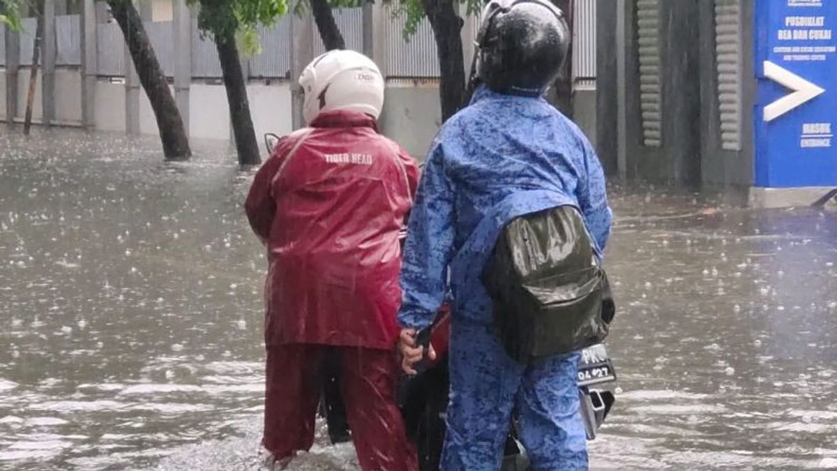 ジャカルタ中部のいくつかの地点で洪水を克服するために何百人もの天然資源要員を派遣