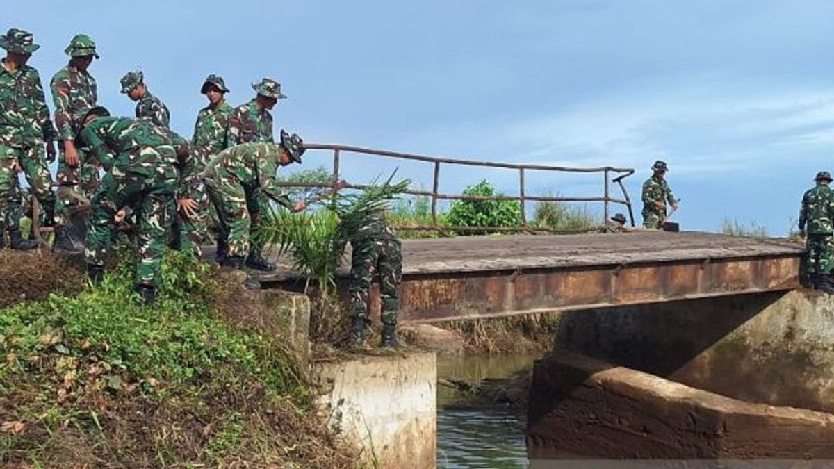 Le pont d’urgence de Koto Balingka ouvre l’isolement des habitants après les inondations de Bandang
