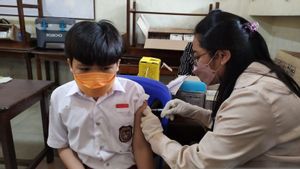 Pentingkah Vaksinasi COVID-19 untuk Balita dan Anak? Ini Penjelasan Profesor