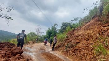 Vehicles Can Cross The Garut Banjarwangi-Singajaya Line After Closed Cliff Longsoran