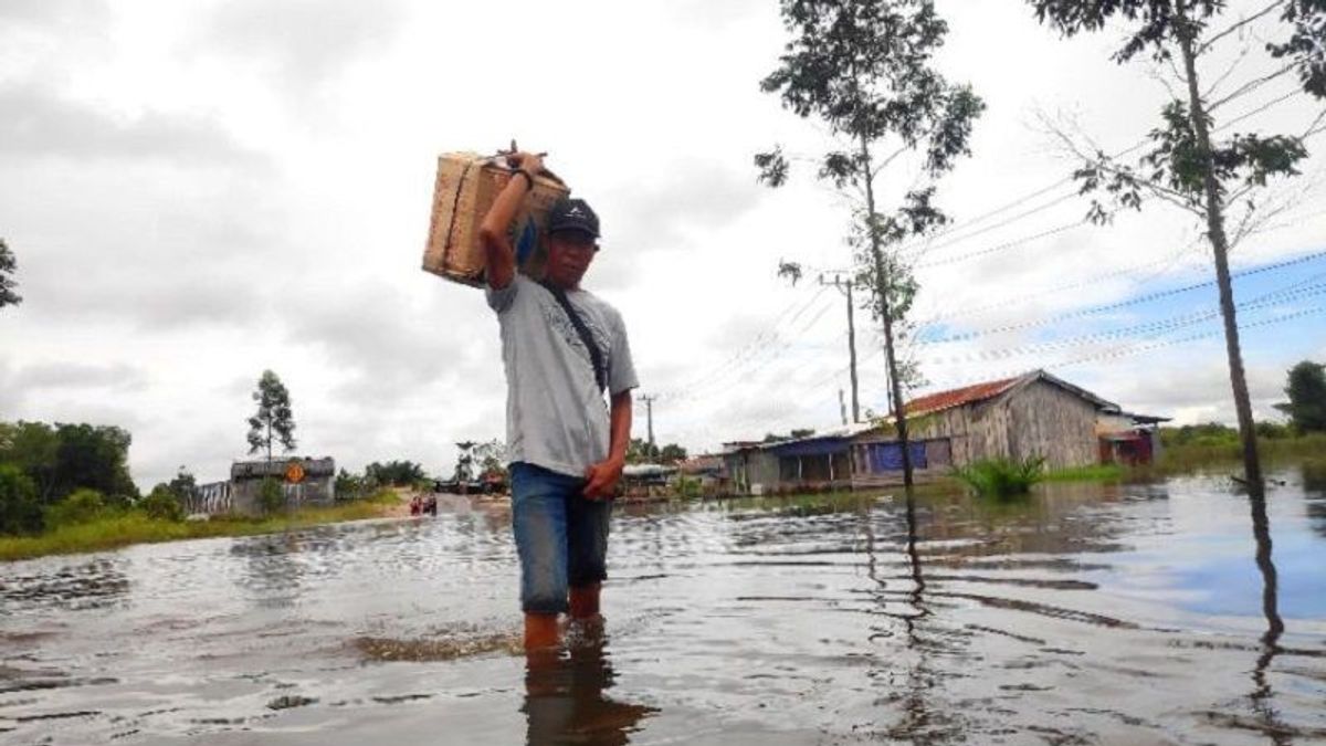 洪水の影響を受けたコタワリンギン・バラートの住民24,000人