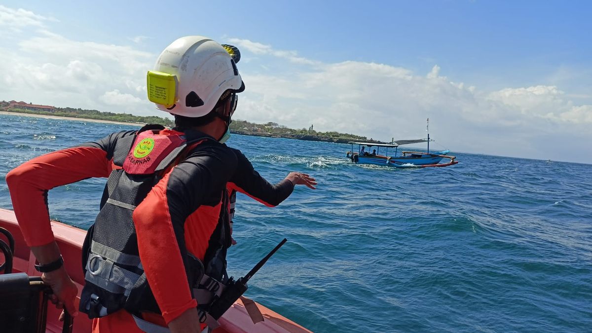 Traveling, Crew Members Fell From The Ship In The Waters Of Uluwatu Bali
