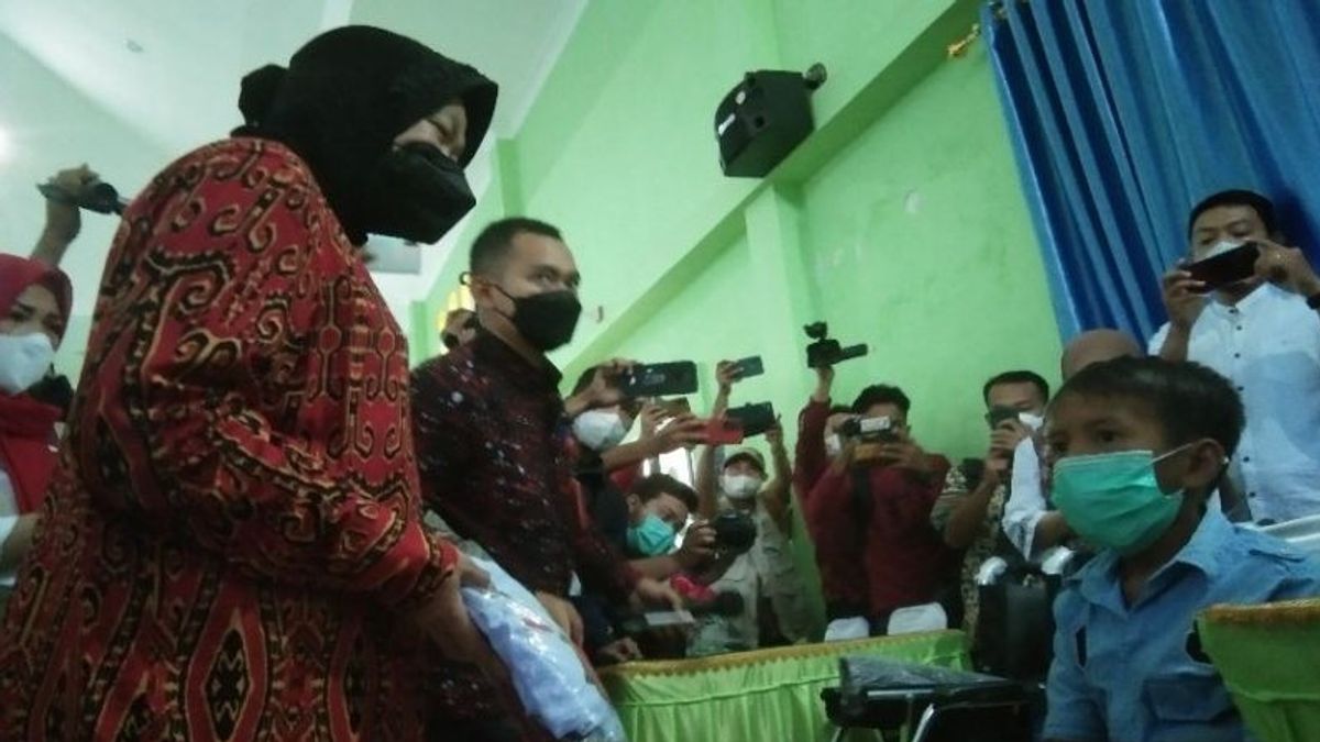 Social Minister Risma Provides Assistance To Persons With Disabilities And Orphans In Kendari