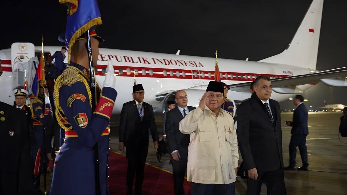 Prabowo, un étudiant en vêtements traditionnels, arrivant au Caire