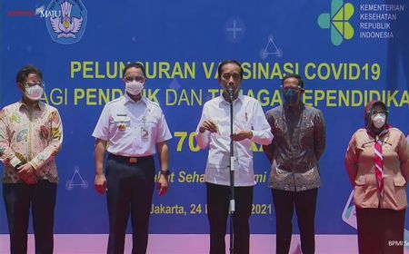 Didampingi Anies Baswedan dan Menkes Budi, Presiden Jokowi Tinjau Vaksinasi COVID-19 untuk Guru