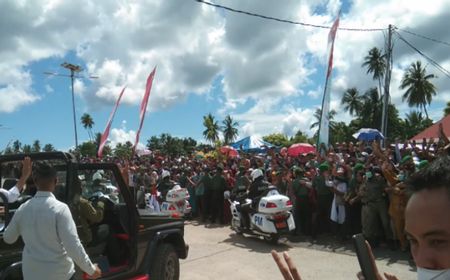 Ratusan Masyarakat Wakatobi Sambut Kedatangan Presiden Jokowi