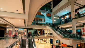 Cris De Commerçants Dans Les Centres Commerciaux De DKI Jakarta, Dont Le Chiffre D’affaires A Chuté De 50 Pour Cent En Raison De COVID-19