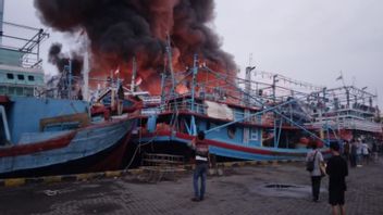 الشرطة والبحرية تخليان سفينة تحترق في تيغال