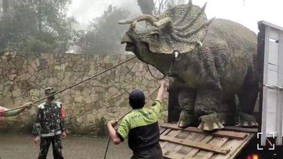 Dinosaurus Magetan yang Viral ‘Melahirkan’, Ini Dia Aktor di Baliknya