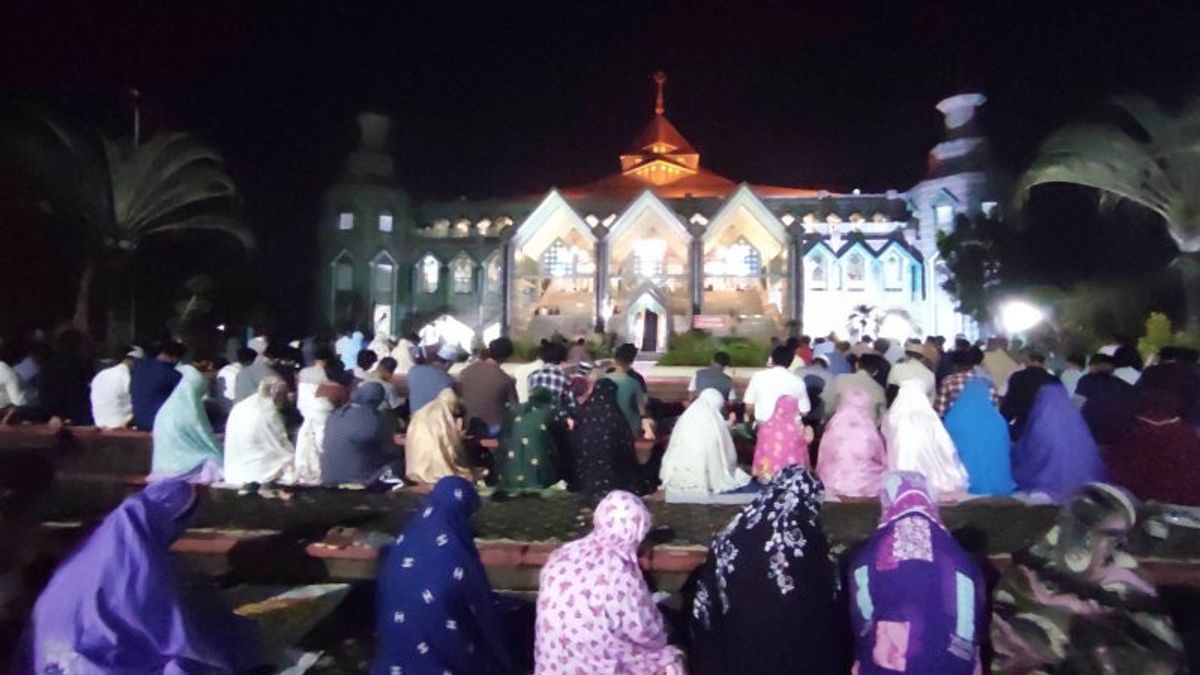 Seribu Orang Lebih Jamaah Ikuti Tarawih Pertama di Masjid Al-Markaz Makassar