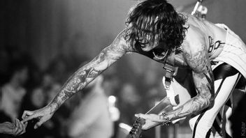 The Vocalist Of The Darkness Justin Hawkins Claims To Be Late New Rockstar At The Age Of 18