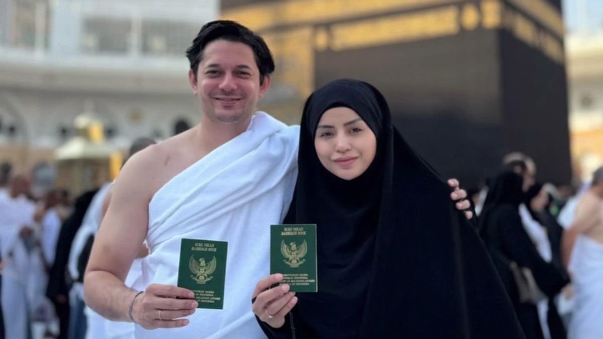 Andrew Andika Diduga Menikah Lagi, Pamer Buku Nikah di Depan Ka'bah