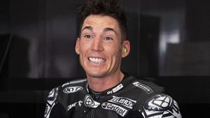 Tantangan 1 Juta Follower <i>Accepted!</i> Aleix Espargaro Penuhi Nazar Lempar Helm di Ke Tribun MotoGP Mandalika