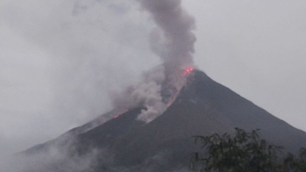28 Families Of Residents Of Bebali Sitaro Village Were Evacuated After The Eruption Of Mount Karangetang, North Sulawesi