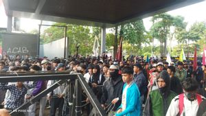 Gerbang Penyekat Massa Berhasil Digeser, Mahasiswa Gerak Masuk ke Halaman Gedung DPR