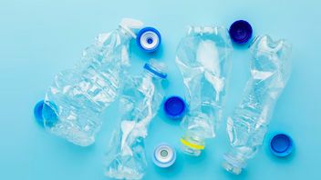 PKK Palembang Kreasikan Tutup Botol Plastik Jadi Gantungan Kunci hingga Vas Bunga 