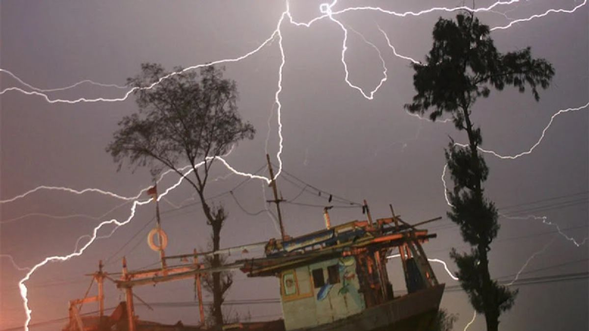 Alert, BMKG prévoit Java Occidental, Kalimantan occidental et Moluques du Nord risque de pluie de foudre