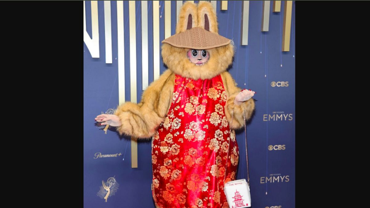 Labubu Besar Curi Perhatian di Red Carpet Emmy Awards 2025, Siapa Sosok di Dalamnya?