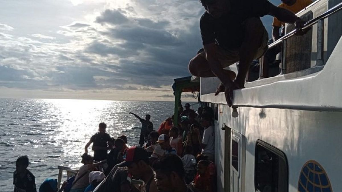 The Motorboat Eno Karangbakar In The Aru Sea, Evakuari SAR 98 Passengers