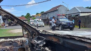 Police Guard The Evacuation Of 17 Fire Victims At Karaoke Doubel0 Sorong, Papua To The Hospital