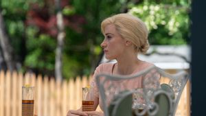 Review Film <i>Mothers’ Instinct</i>: Paduan Akting Hathaway-Chastain dalam Premis Klasik