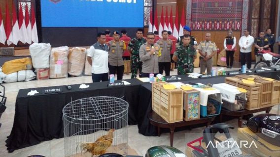La police de Sumatra du Nord confisque des marchandises thaïlandaises, de Harley-Davidson à des dizaines de poulets