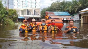 Salut, Tim BPBD Kalsel Ikut Bantu Evakuasi Korban Banjir di Kalteng