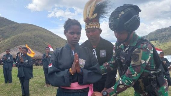 Ciatt! Tni Task Force Yonif 412 Ajari Pencak Silat à Lanny Jaya Papouasie Résidents