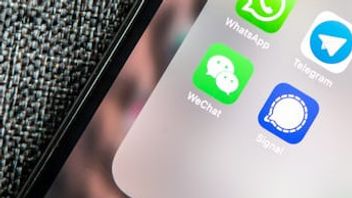 Chinese Social Media Starts Labeling Content Made By AI To Comply With Laws