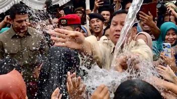 Le ministre de la Défense Prabowo remet une aide aux tuyaux d’eau potable pour des milliers de KK à Sukabumi