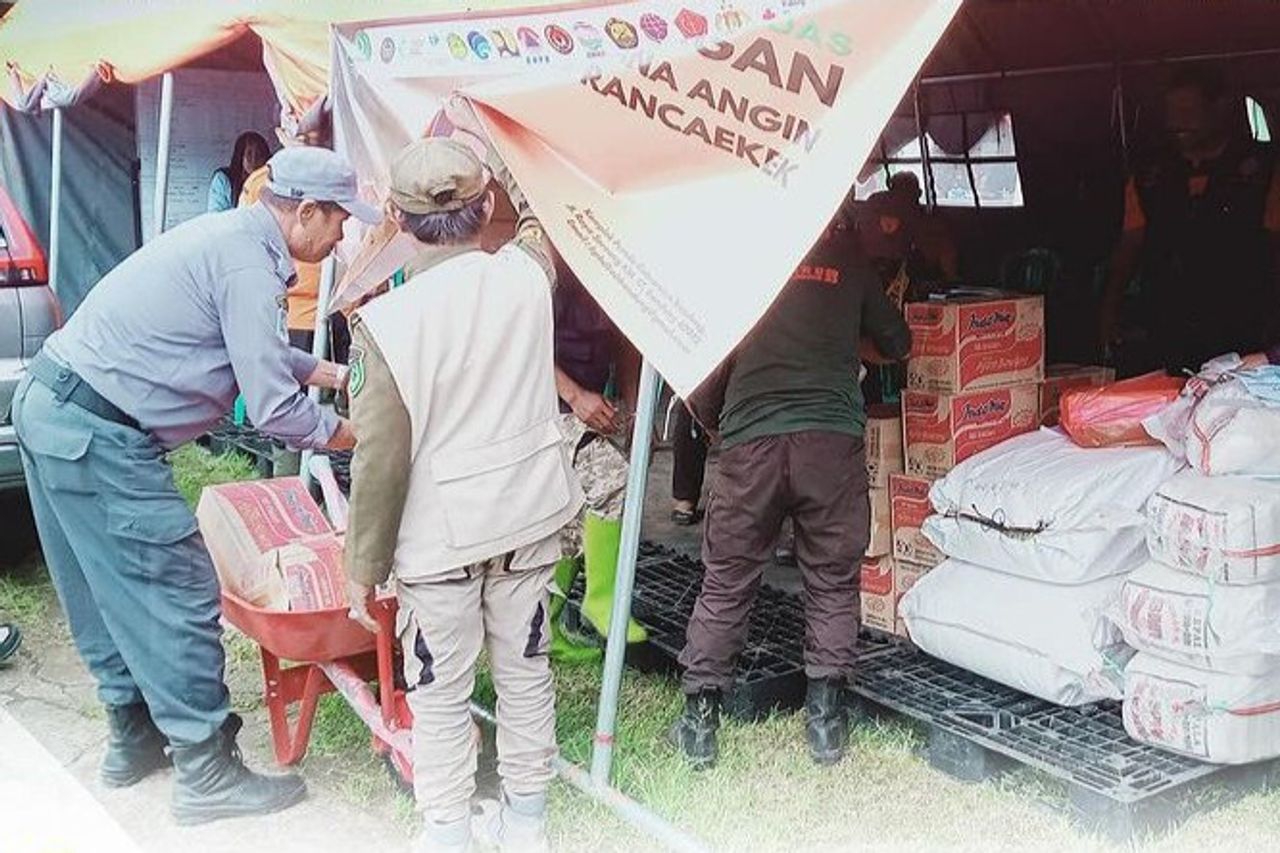 Jasa Marga Salurkan Bantuan Ke Korban Angin Puting Beliung Di Sumedang-Bandung