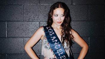 就像摇滚音乐会一样,Laufey Banting Cello在演唱 Sabotage 时