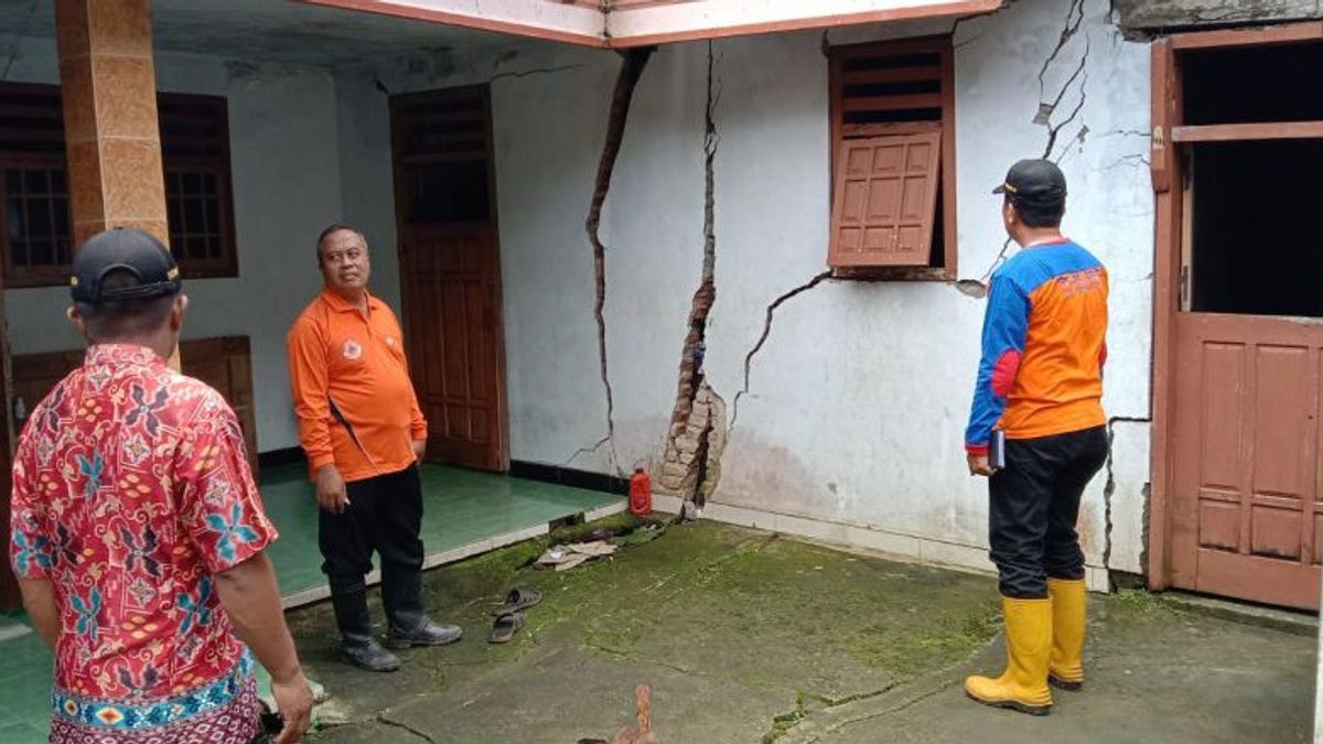 Dozens Of Houses In Dongko Trenggalek Were Damaged By Moving Land