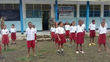 No Longer Using Report Cards, Elementary School Students Grade 1-3 In Supiori Papua Uses Assessment