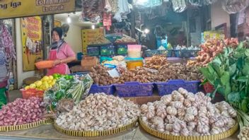 ارتفاع أسعار المواد الأساسية ، والقوة الشرائية للزوار في سوق Ciputat لا تزال مرتفعة