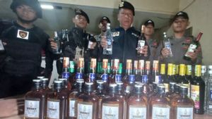 La police a saisi 417 bouteilles de miras miras importées de Bandung censées être distribuées à Tasikmalaya, 2 personnes ont été arrêtées