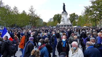 法国历史老师被斩首，数千公民举行团结行动