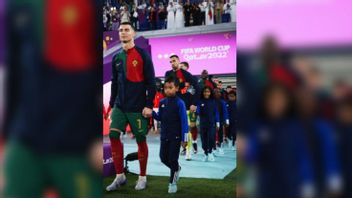 فتى إندونيسي يصبح رفيق رونالدو في مباراة البرتغال وغانا
