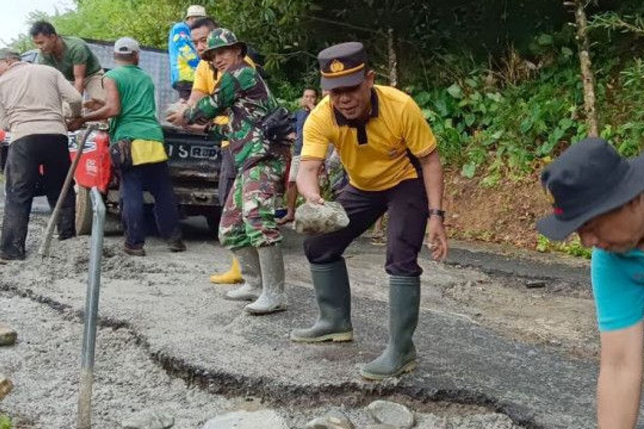 住民とTNI-Polri役員 トレンガレクの損傷した道路の修理