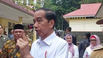 Presiden Jokowi Pamerkan Kemeja Putih Buatan Pelajar SMK di Jambi