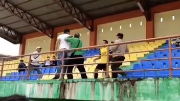 バイラル！元代表選手、サクティアルワン・シナガがリーガ3でベラ・メダン・ウタマを演じる際に観客を蹴る