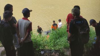 縛られた手の状態の男の遺体がカリ・アニャールで発見された、スラカルタ警察は身元を追跡した